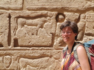 Anneke bij reliëf in Kom Ombo