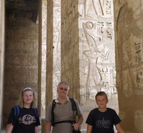 Wim, Litty en Johan bij grote zuilen in Medinet Haboe