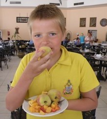 Johan met bordje vol fruit