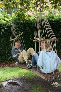 op de schommel in de tuin van het museum in Joure