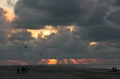 strand bij zonsondergang